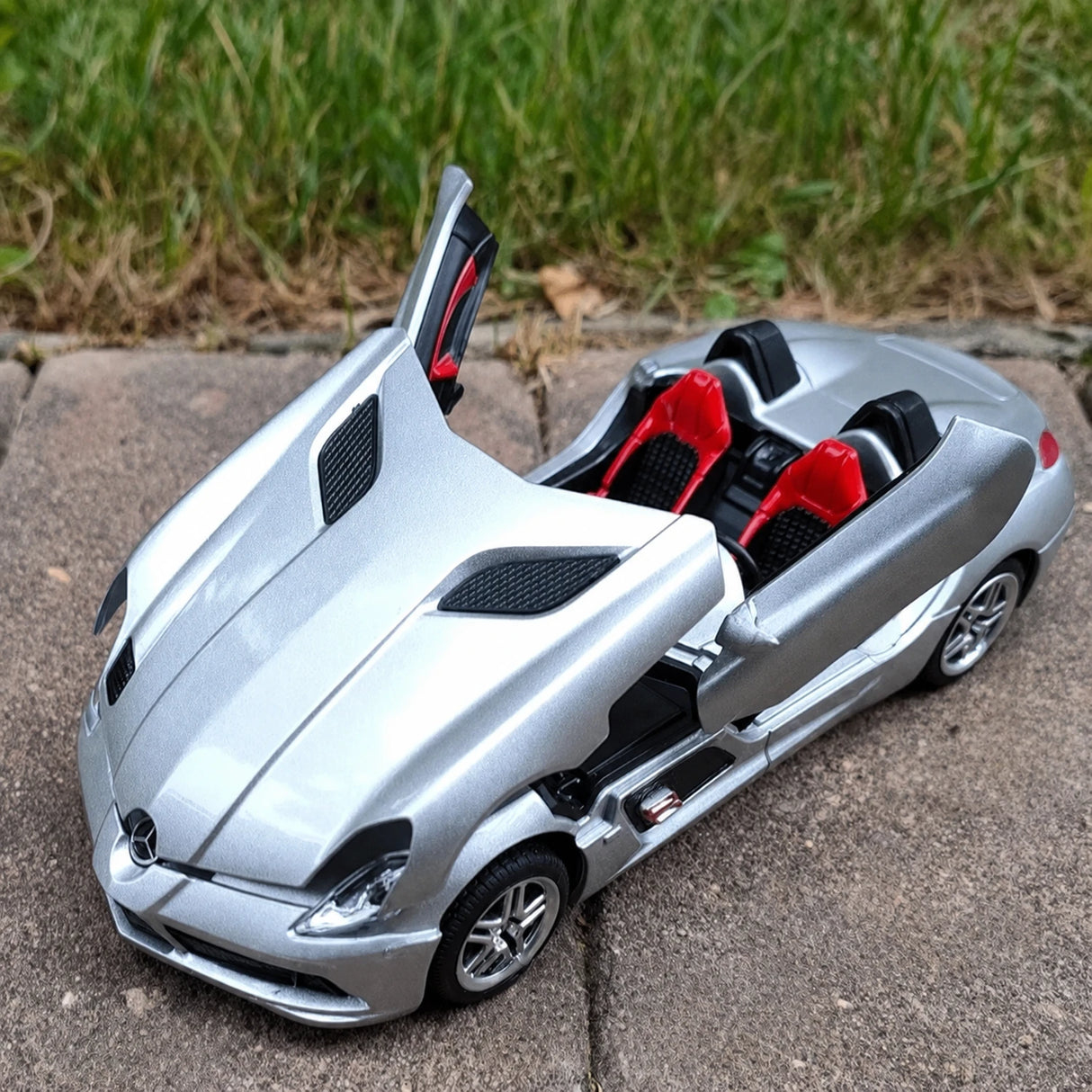 [TOY] 1:24 Mercedes-Benz 2009 SLR Stirling Moss Silver Model Car Die-Cast