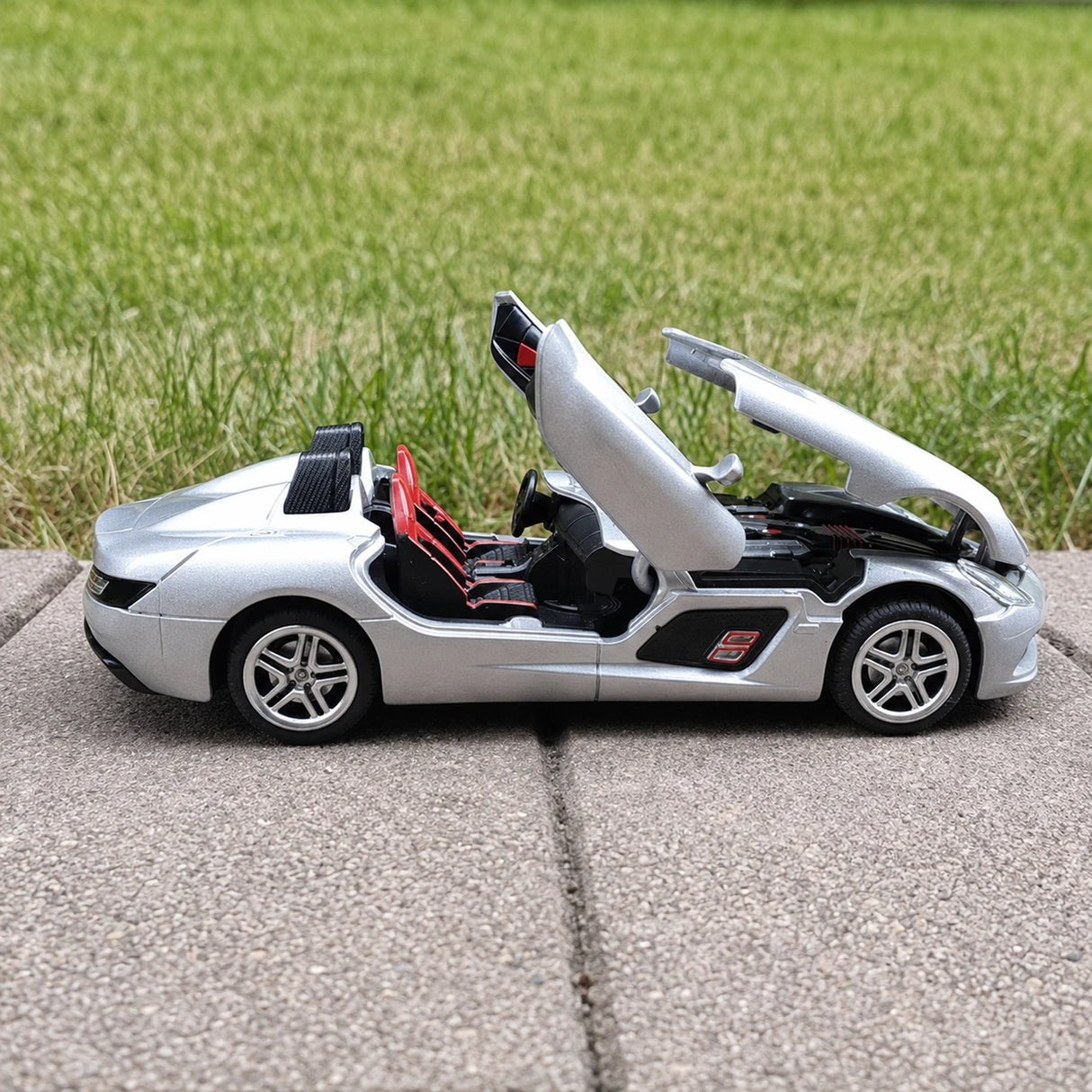 [TOY] 1:24 Mercedes-Benz 2009 SLR Stirling Moss Silver Model Car Die-Cast