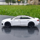 [TOY] 1:32 Audi 2022 A8L vit modellbil Die-Cast
