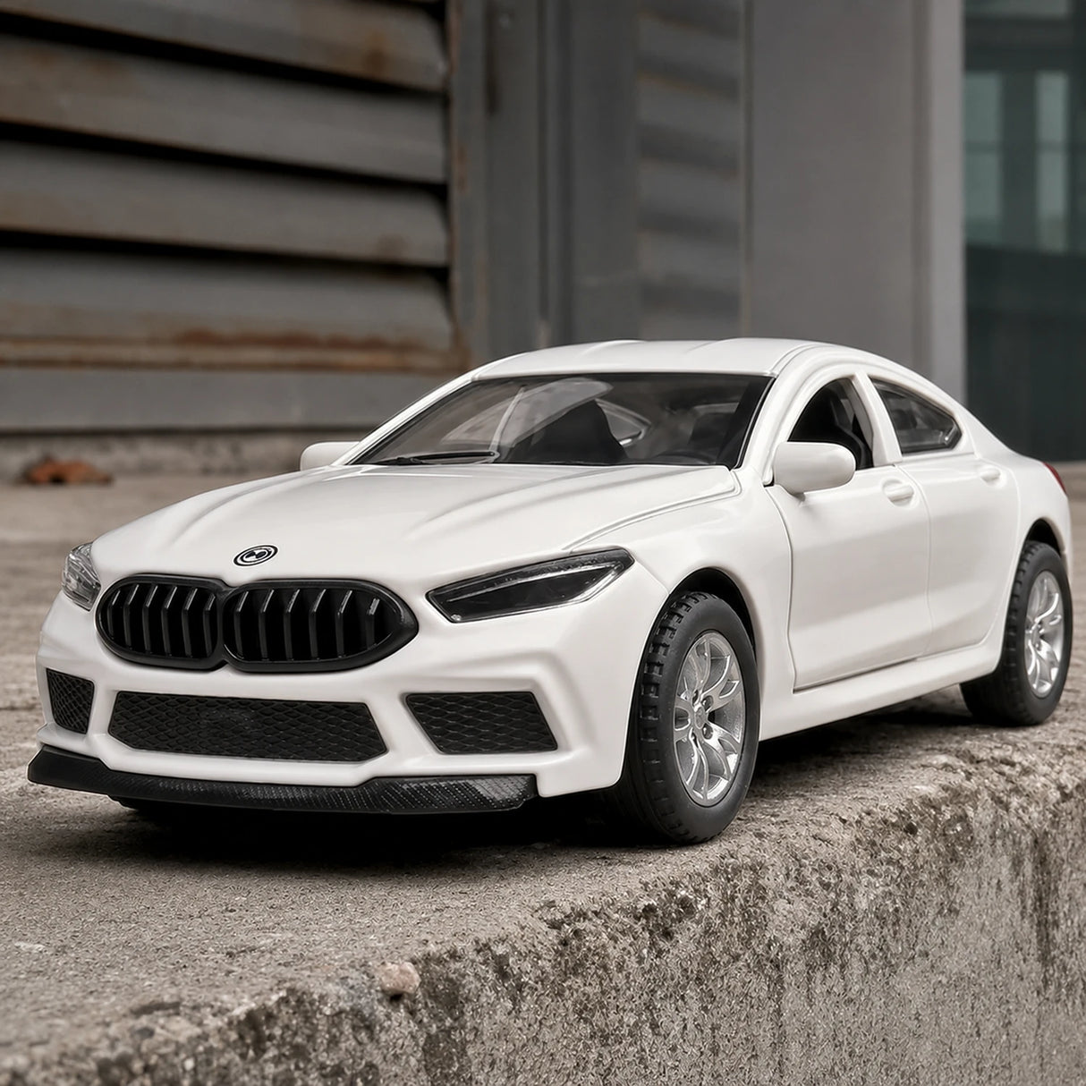 [TOY] 1:32 BMW 2017 G15 M8 White Model Car Die-Cast