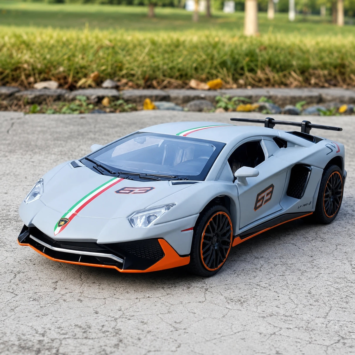 [TOY] 1:32 Lamborghini 2022 Aventador LP780-4 SVJ grå modellbil Die-Cast