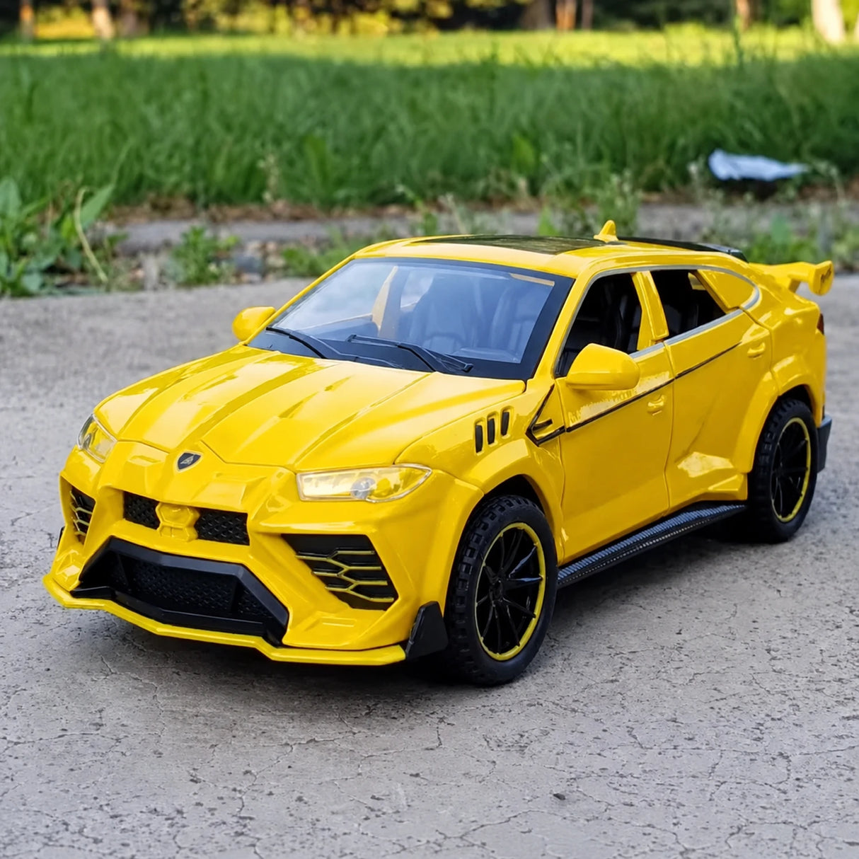 [TOY] 1:32 Lamborghini 2023 Urus Mansory gul modellbil Die-Cast