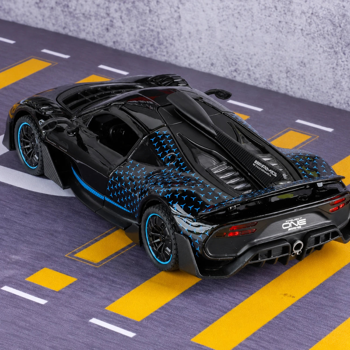 [TOY] 1:32 Mercedes-AMG 2022 One Black Model Car Die-Cast