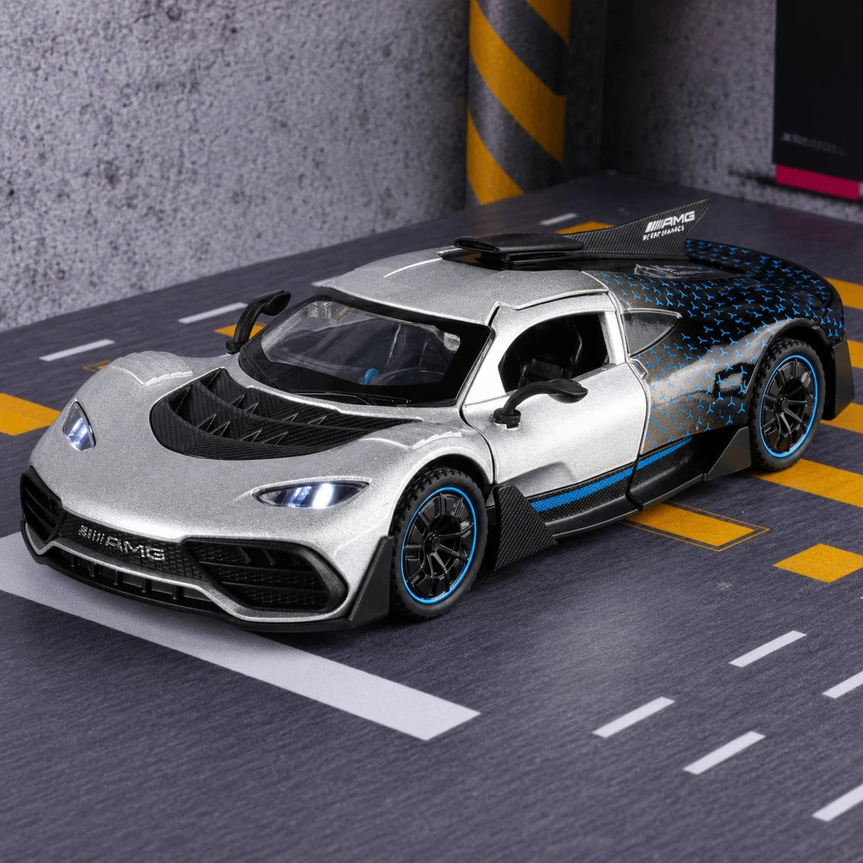[TOY] 1:32 Mercedes-AMG 2022 One silver modellbil Die-Cast