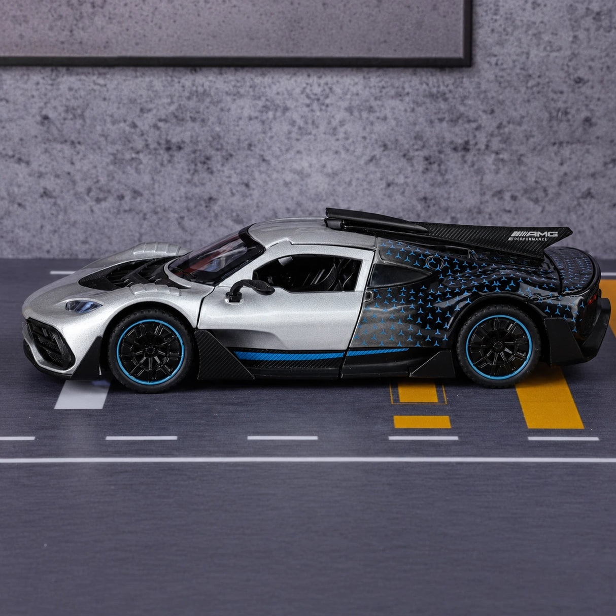 [TOY] 1:32 Mercedes-AMG 2022 One silver modellbil Die-Cast