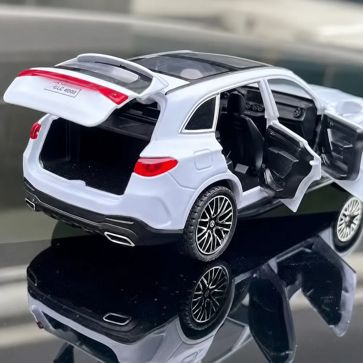 [TOY] 1:32 Mercedes-Benz 2023 GLC 400e vit modellbil Die-Cast