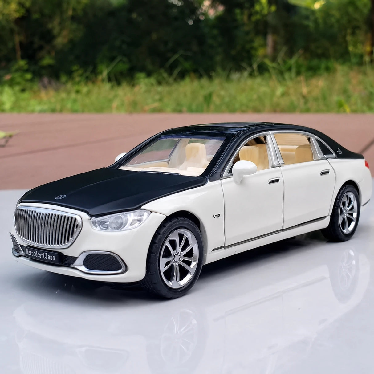 [TOY] 1:32 Mercedes-Maybach 2022 S680 Black White Model Car Die-Cast