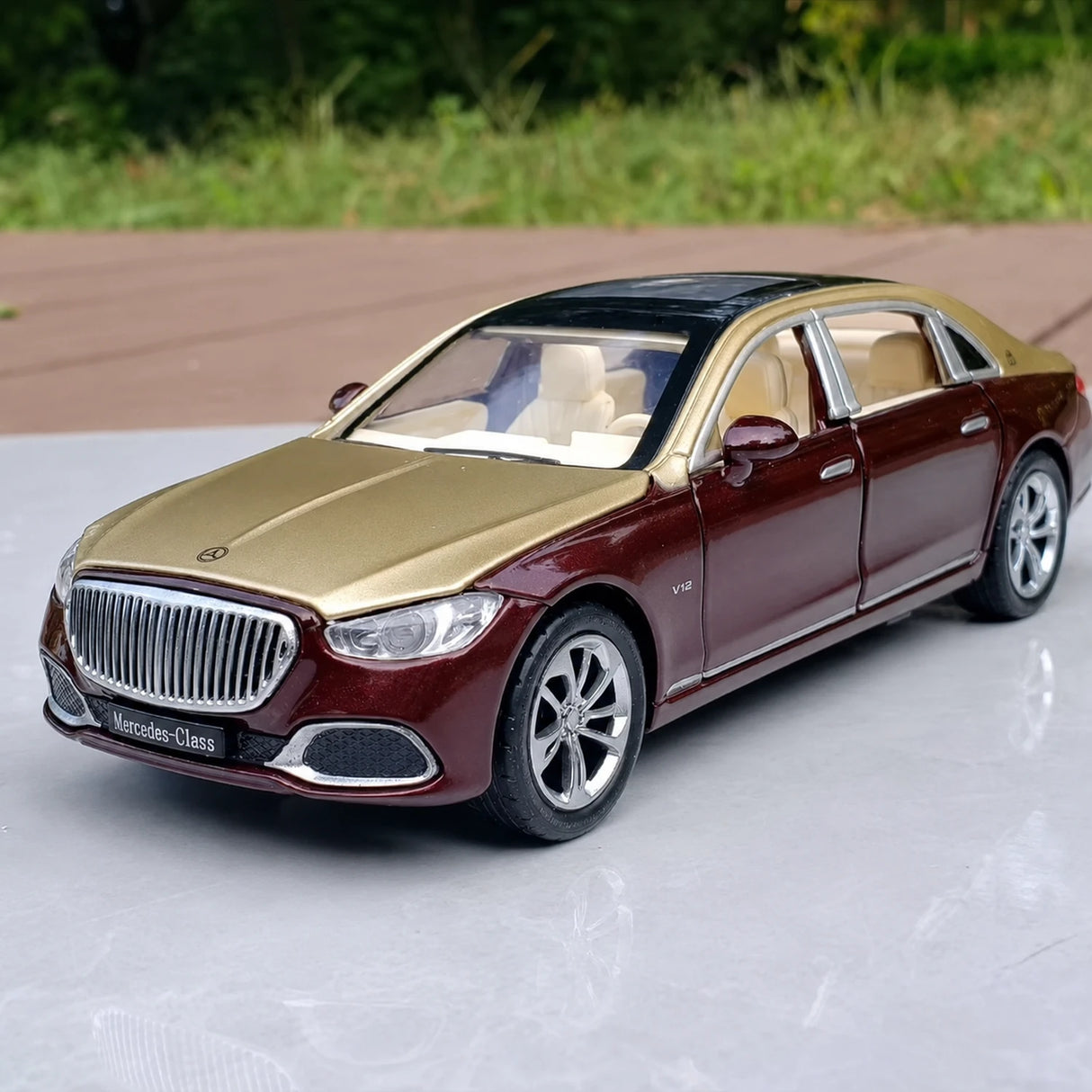 [TOY] 1:32 Mercedes-Maybach 2022 S680 guld röd modellbil Die-Cast