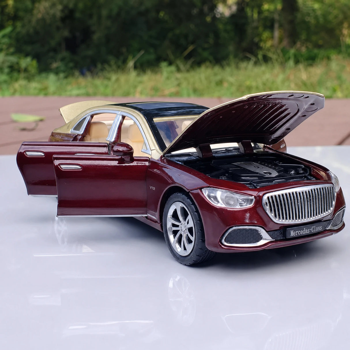[TOY] 1:32 Mercedes-Maybach 2022 S680 guld röd modellbil Die-Cast