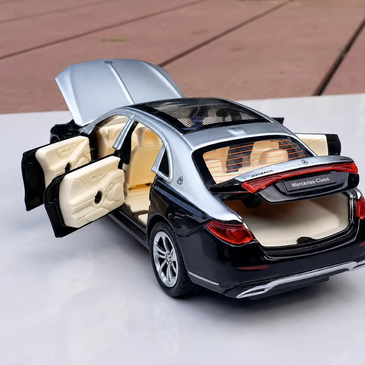 [TOY] 1:32 Mercedes-Maybach 2022 S680 silver svart modellbil Die-Cast