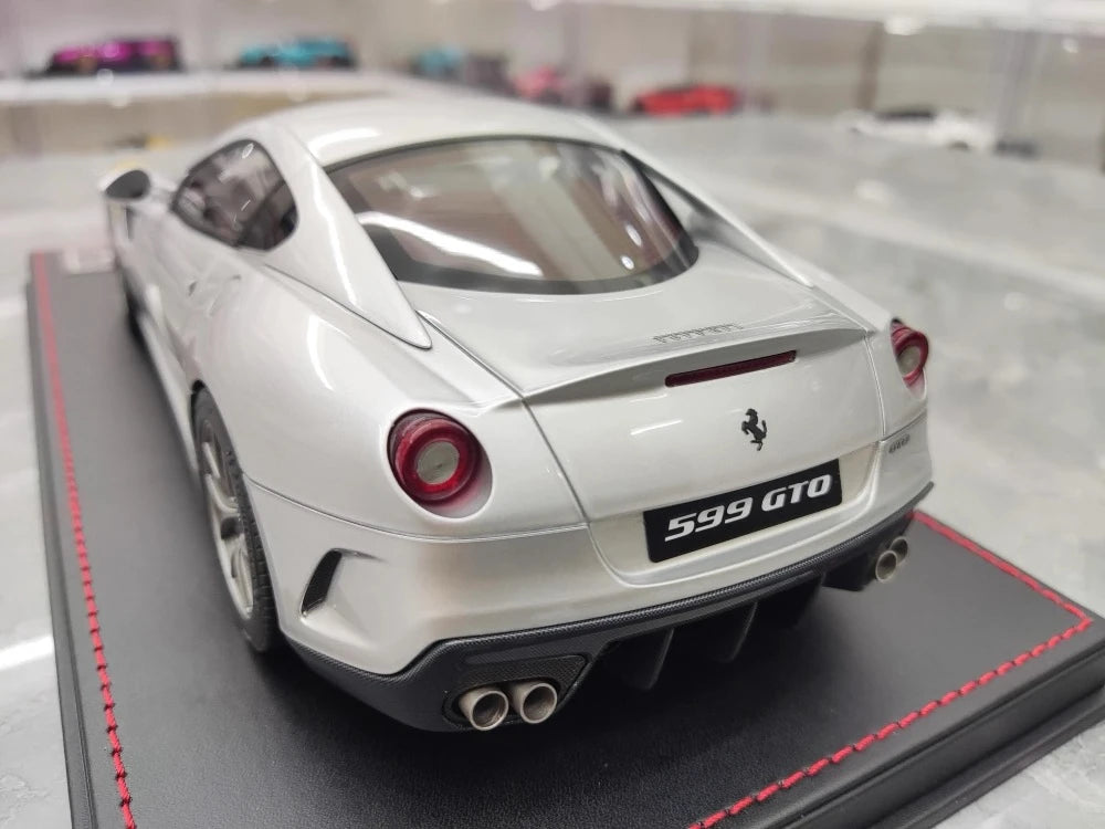 [Dino modello] 1:18 Ferrari 2010 599 GTO Sliver modellino di auto resina