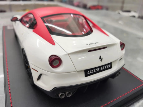 [Dino Model] 1:18 Ferrari 2010 599 GTO vit modellbil harts