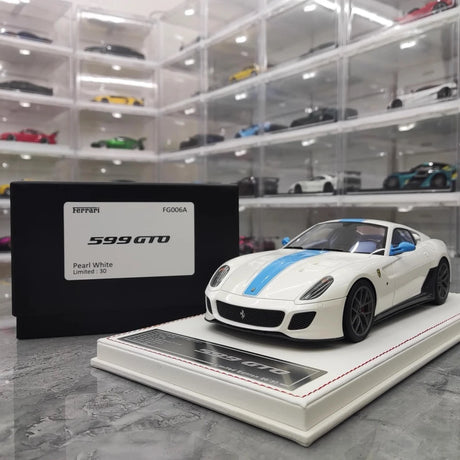 [Dino Model] 1:18 Ferrari 2010 599 GTO vit & blå modellbil harts