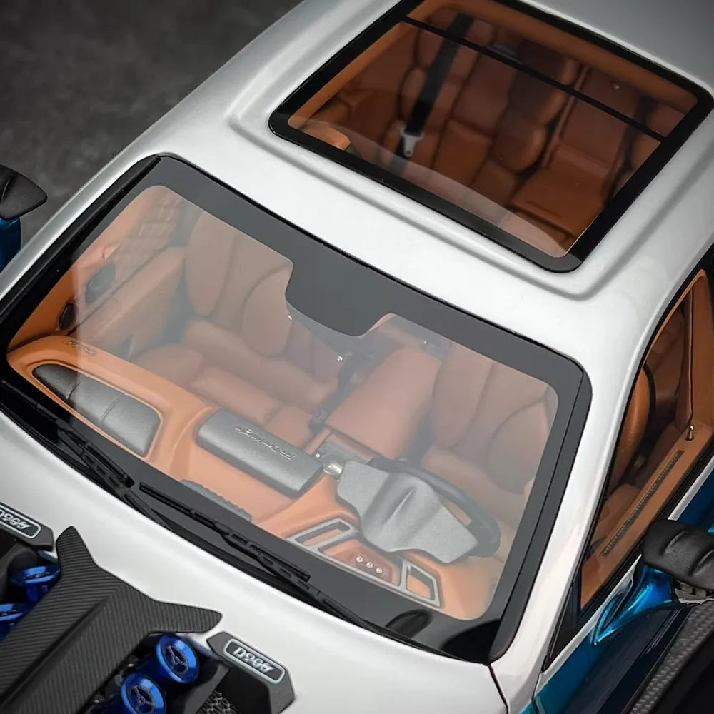 [DreamWalkers] 1:18 Rolls-Royce 2018 Cullinan Widebody Glossy Blue & Silver Model Car Resin