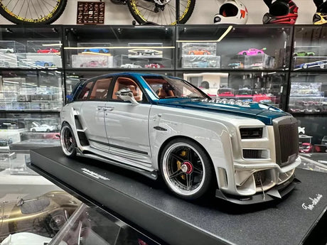 [DreamWalkers] 1:18 Rolls-Royce 2018 Cullinan Widebody Glossy Silver & Blue Model Car Resin