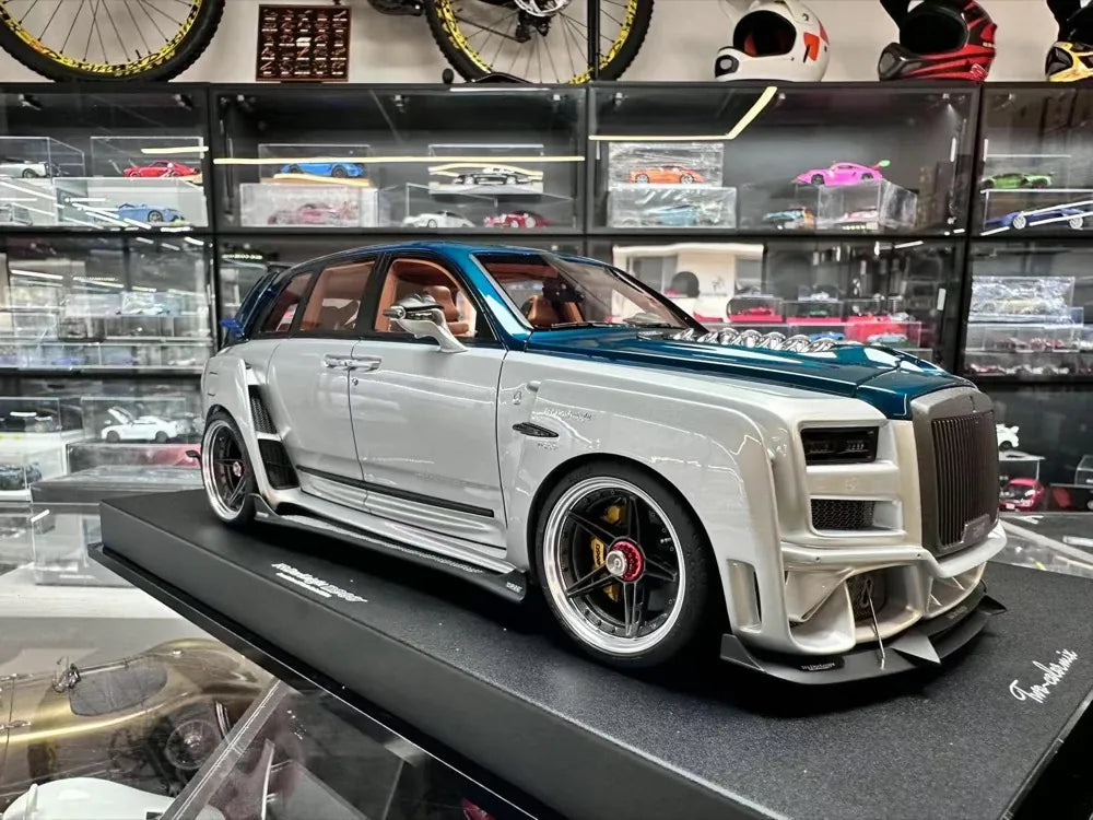 [DreamWalkers] 1:18 Rolls-Royce 2018 Cullinan Widebody Glossy Silver & Blue Model Car Resin