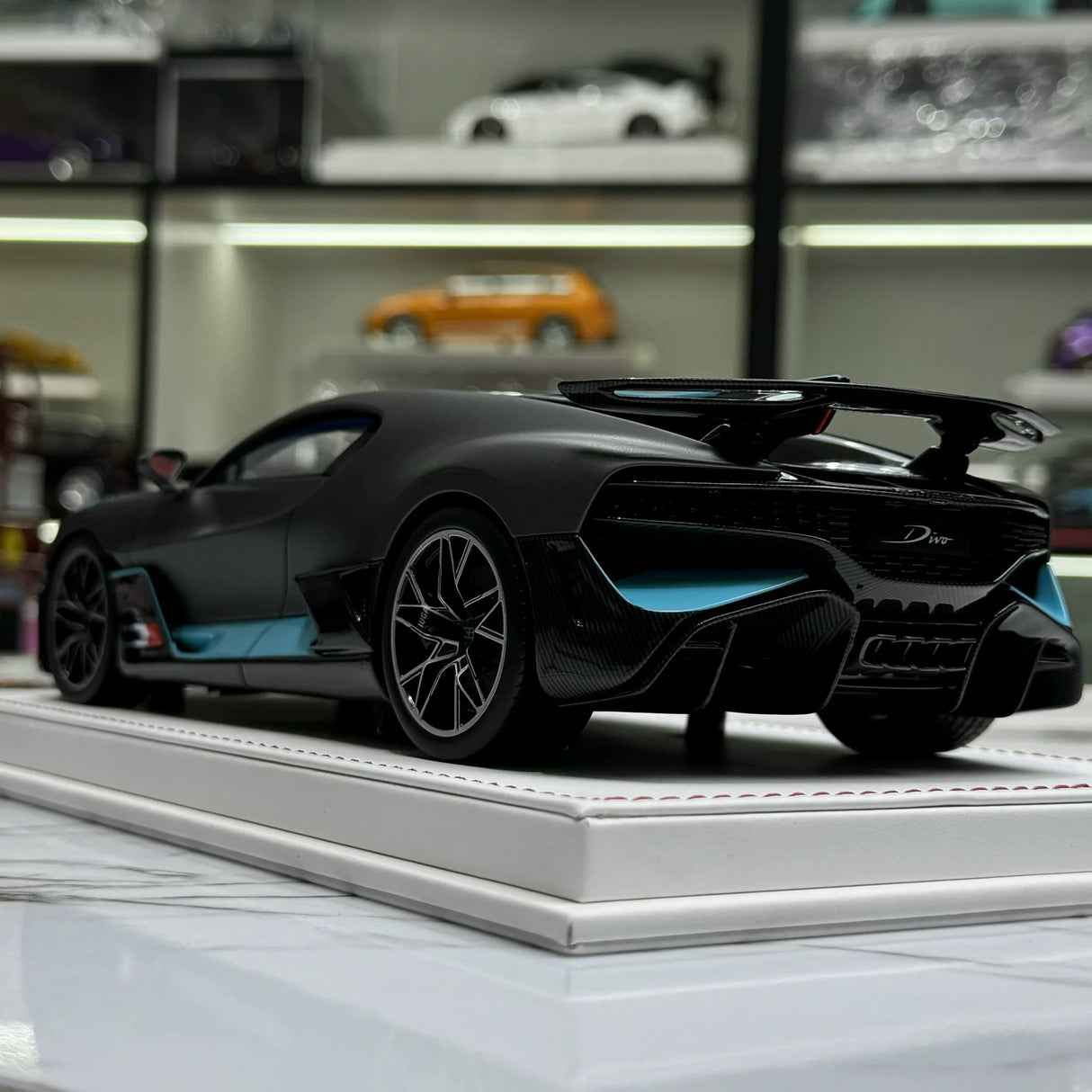 F.C Model Bugatti 2019 Divo Gray 1:18 – Keräilyhartsimalli