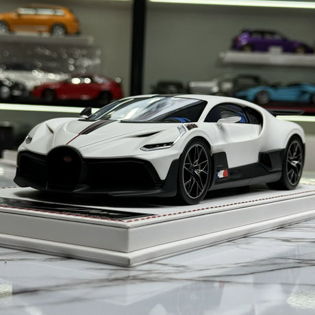 F.C Model Bugatti 2019 Divo White 1:18 – Keräilyhartsimalli