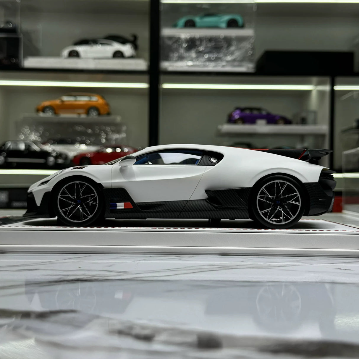 F.C Model Bugatti 2019 Divo White 1:18 – Keräilyhartsimalli