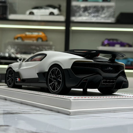 F.C Model Bugatti 2019 Divo White 1:18 – Keräilyhartsimalli