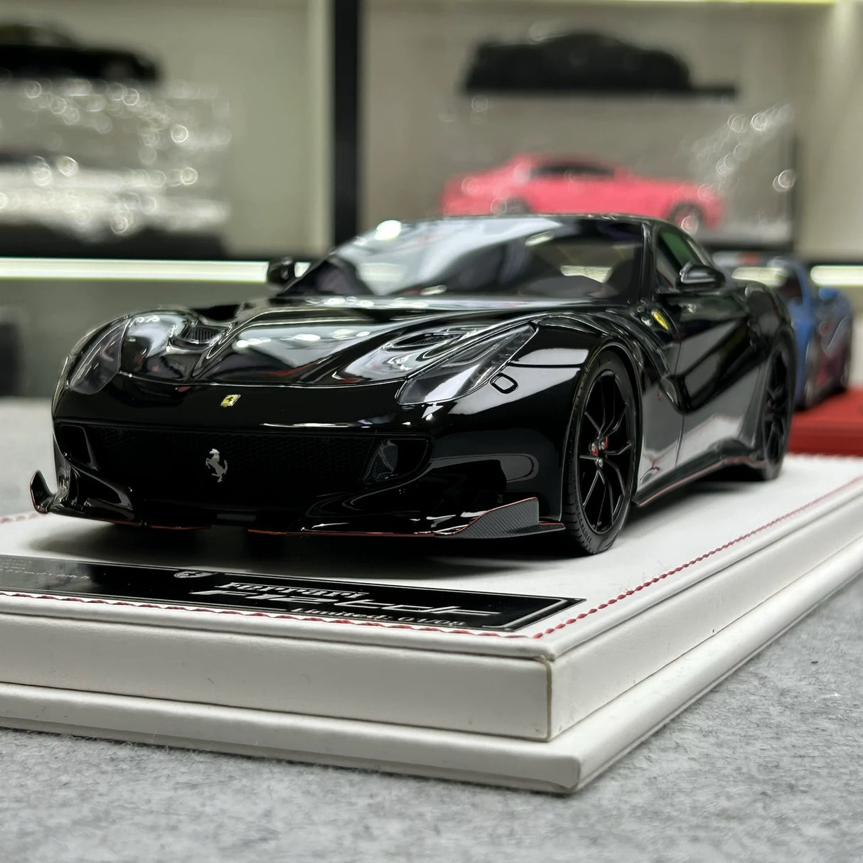 نموذج F.C Ferrari 2015 F12TDF بلاك 1:18 – راتنج قابل للجمع