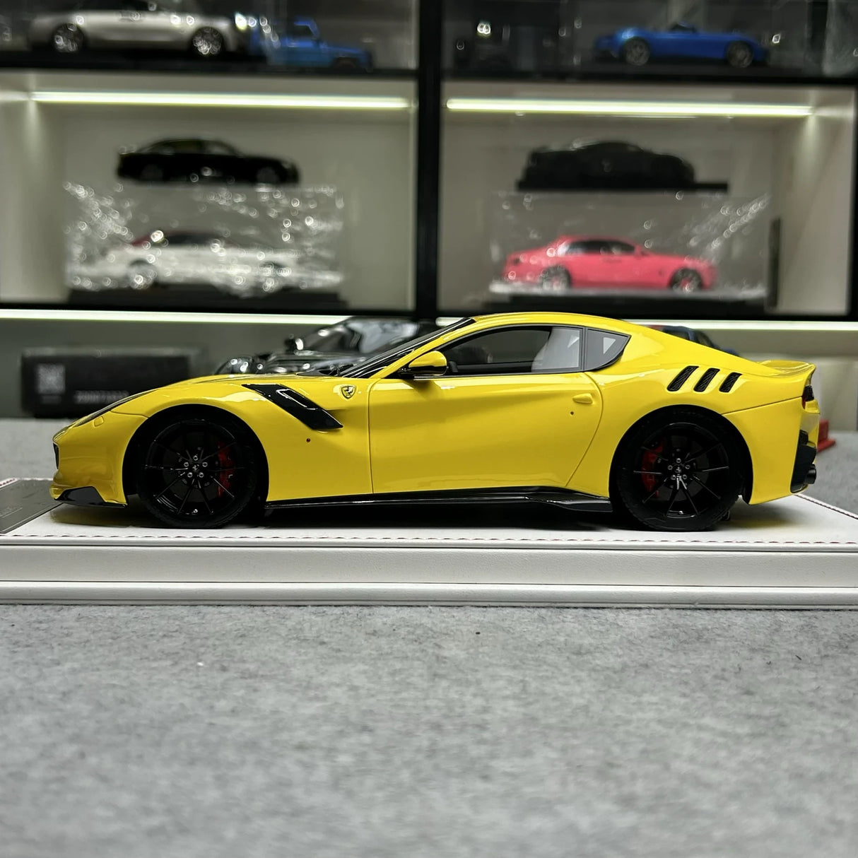 F.C Model Ferrari 2015 F12tdf Yellow 1:18 – Resina Collezionabile in Modello