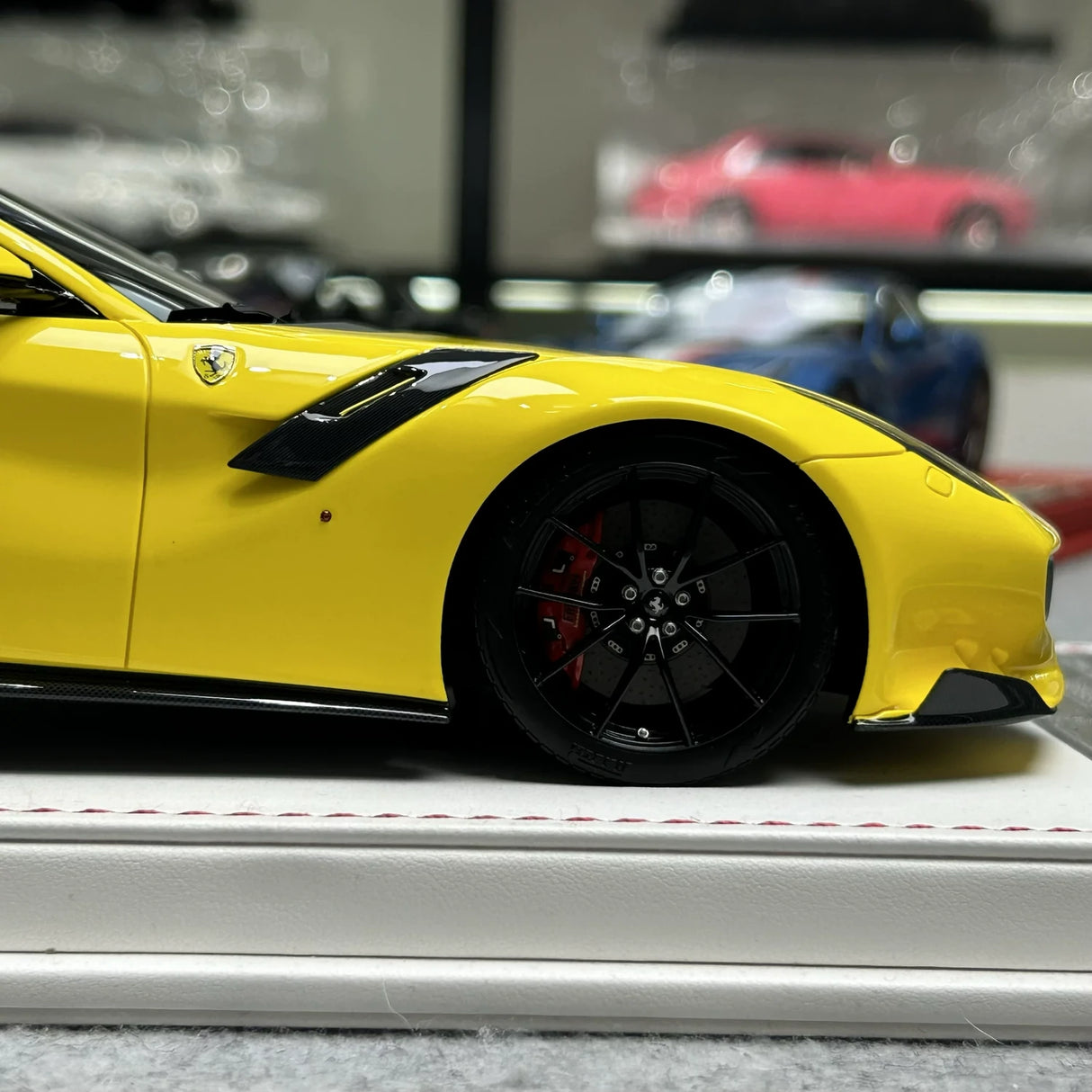 F.C Model Ferrari 2015 F12tdf Yellow 1:18 – Resina Collezionabile in Modello