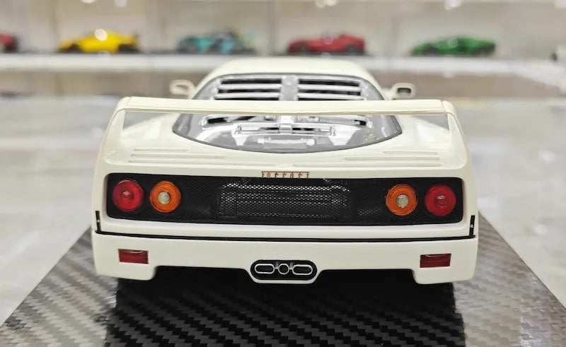 1:18 Ferrari 1989 F40 Snow Edition White Die Cast Model Car