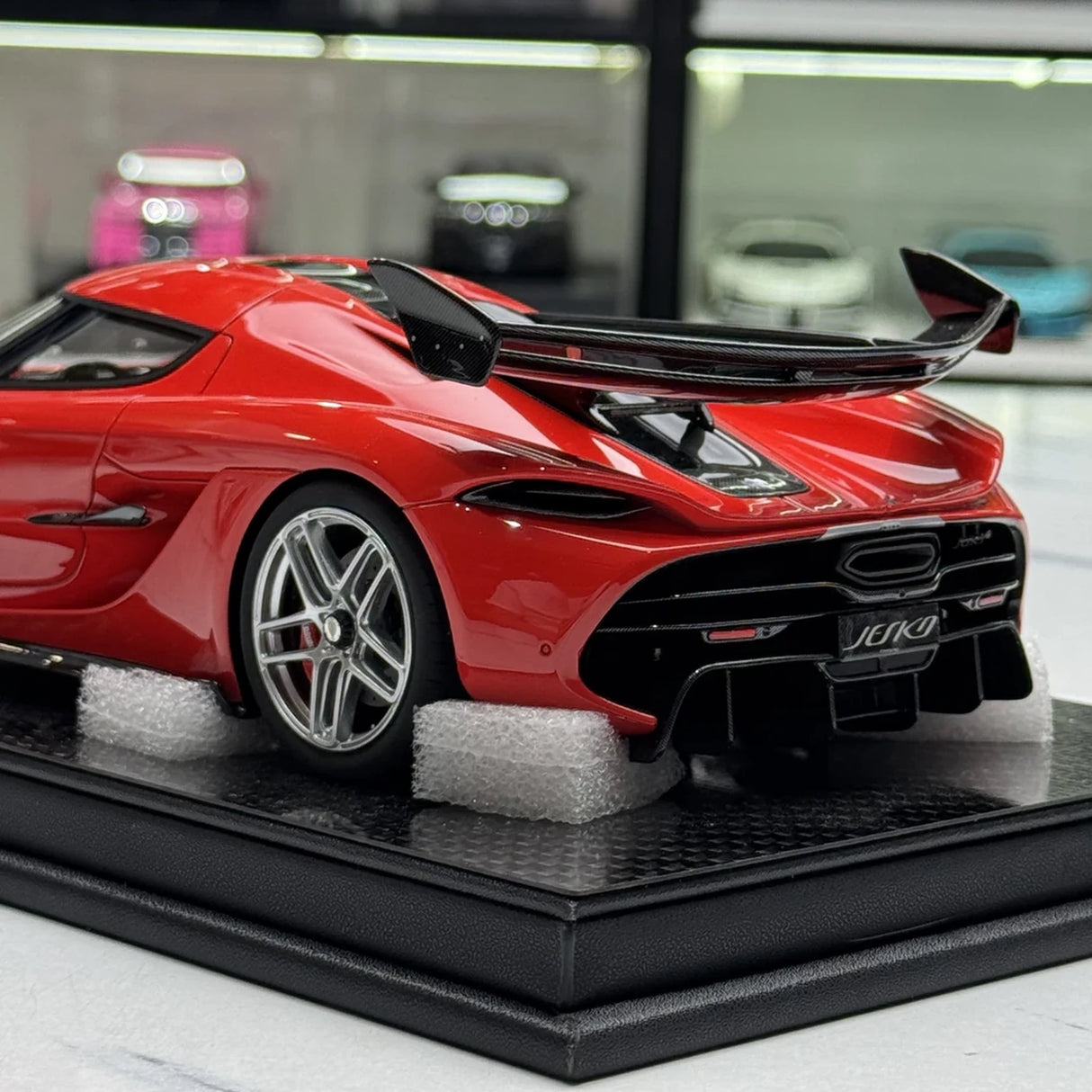 프론티아트 Koenigsegg 2020 Jesko 어택 칠리 레드 1:18 – 수집용 레진 모델 레진