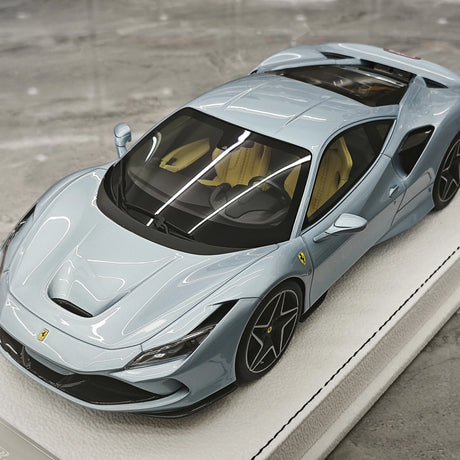 GH Ferrari 2019 F8 Tributo Ice Blue 1:18 – samlarobjekt resinmodellresin