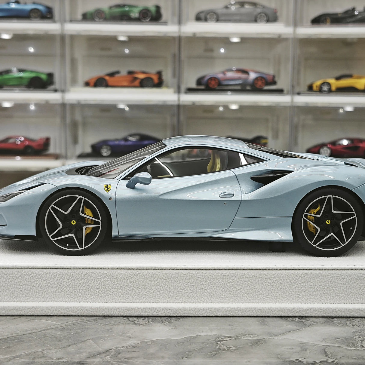 GH Ferrari 2019 F8 Tributo Ice Blue 1:18 – samlarobjekt resinmodellresin