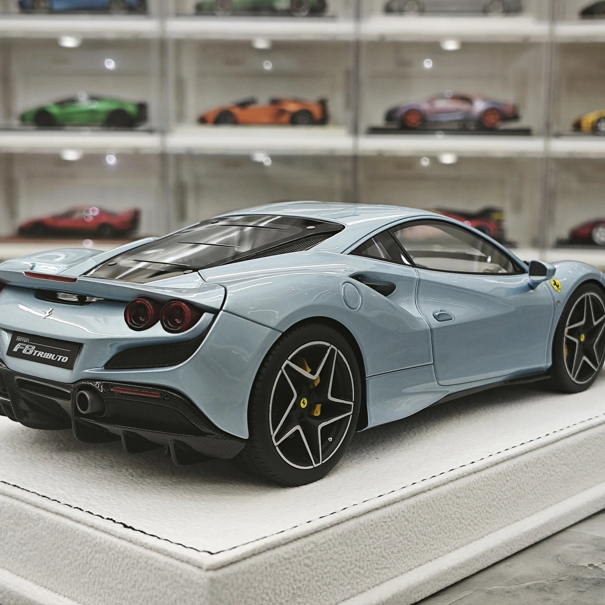 GH Ferrari 2019 F8 Tributo Ice Blue 1:18 – samlarobjekt resinmodellresin