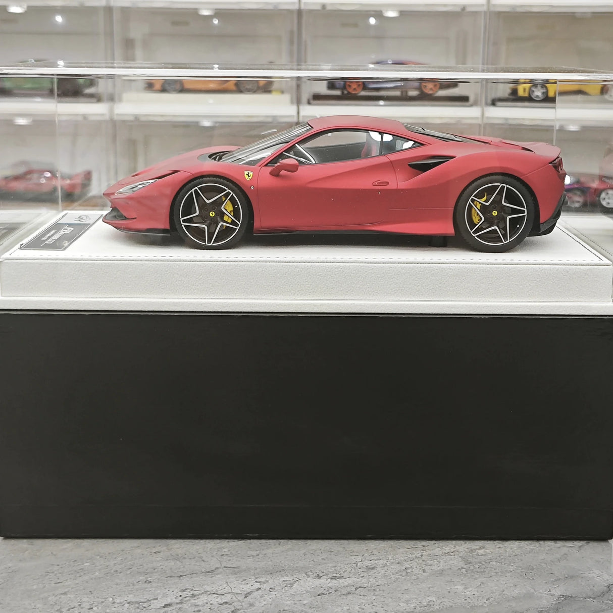 GH Ferrari 2019 F8 Tributo Matte Red 1:18 – Sammelobjekt-Resin-Modellharz