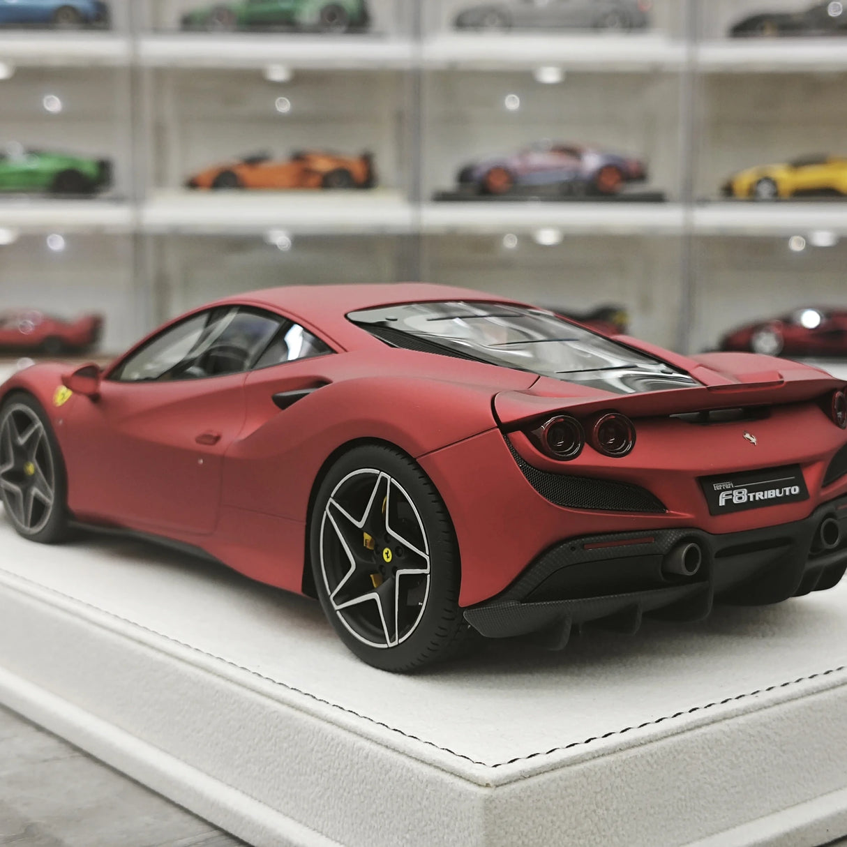 GH Ferrari 2019 F8 Tributo Matte Red 1:18 – Sammelobjekt-Resin-Modellharz