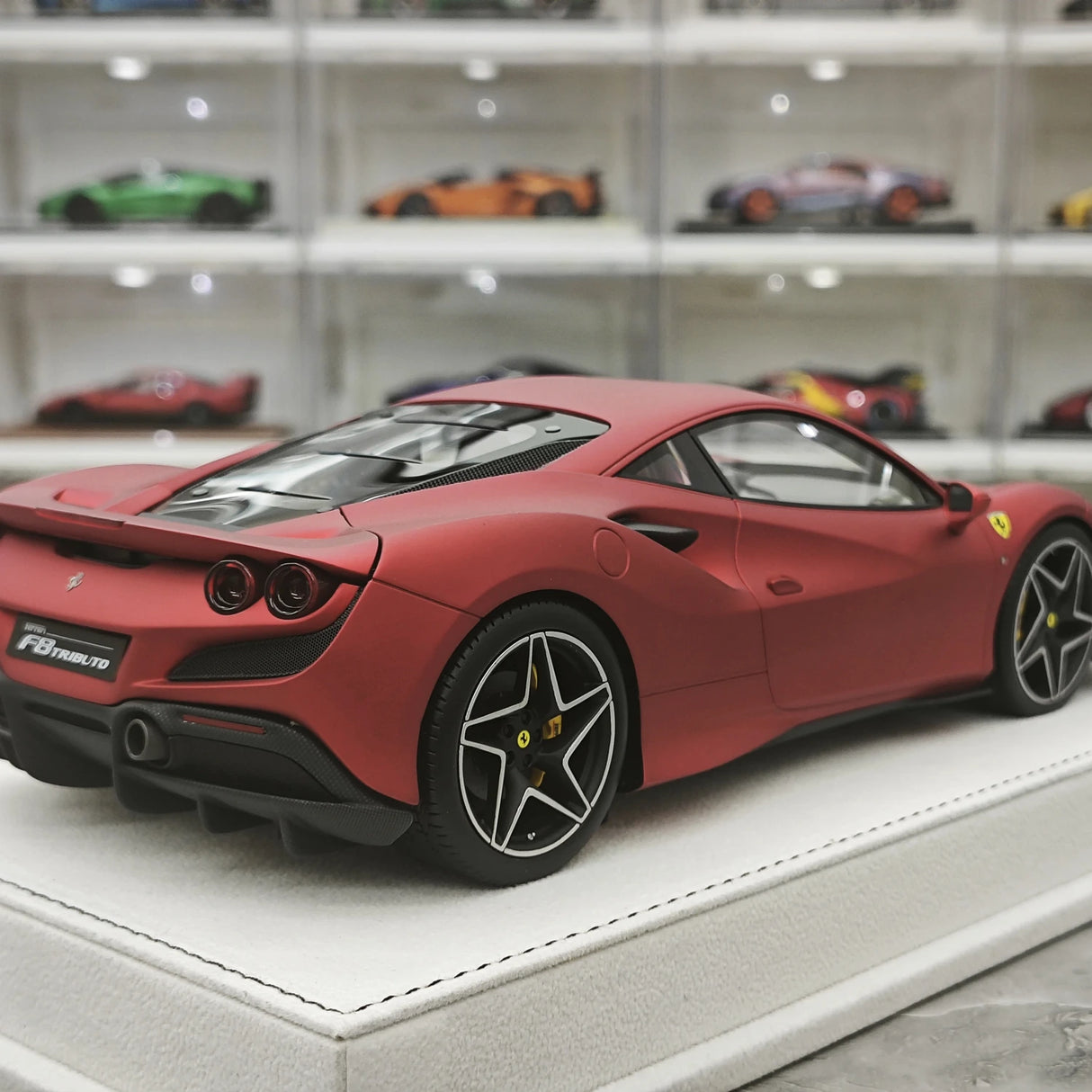 GH Ferrari 2019 F8 Tributo Matte Red 1:18 – Sammelobjekt-Resin-Modellharz
