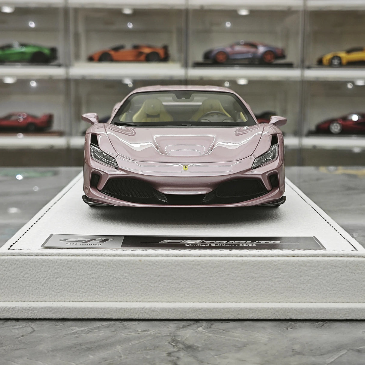 GH Ferrari 2019 F8 Tributo Pink 1:18 – Samlarresin i resin-modellresin