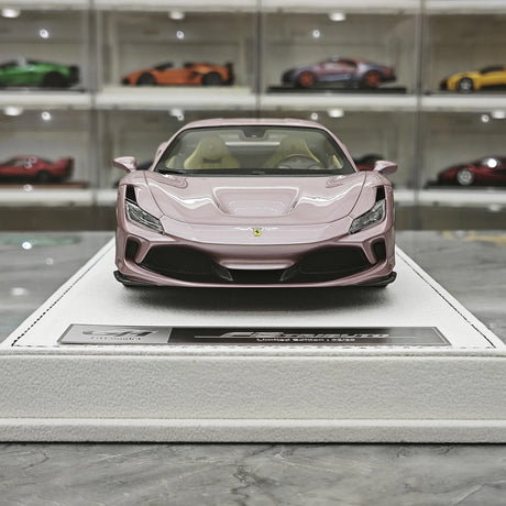 GH Ferrari 2019 F8 Tributo Pink 1:18 – Samlarresin i resin-modellresin