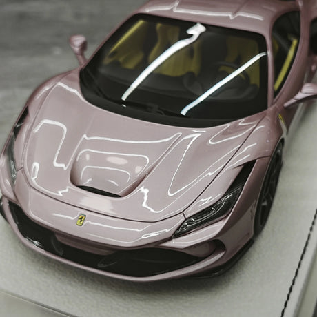 GH Ferrari 2019 F8 Tributo Pink 1:18 – Samlarresin i resin-modellresin