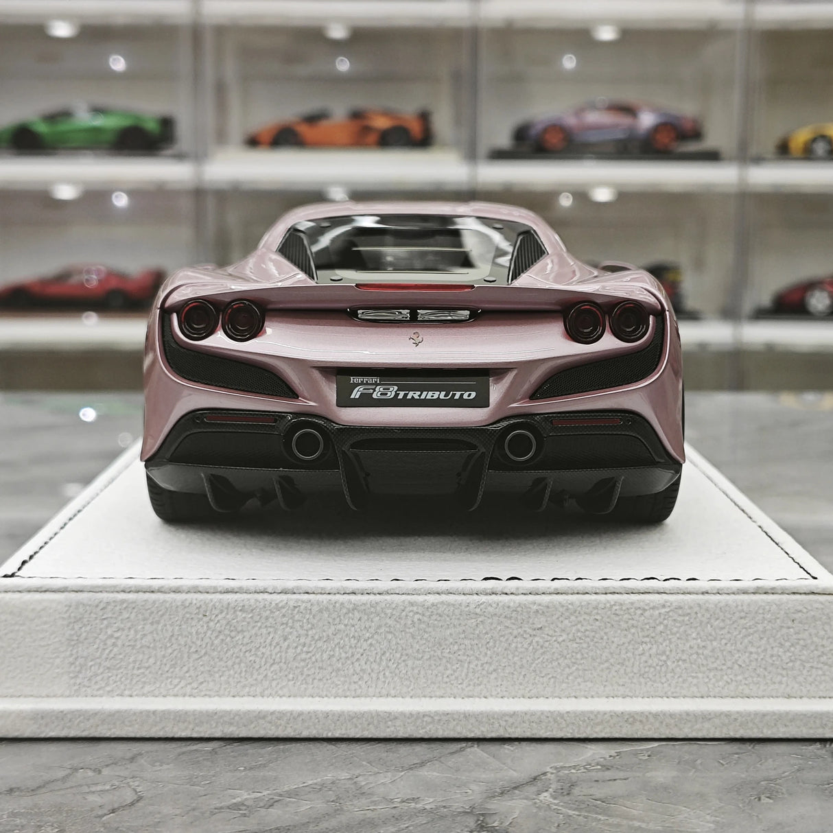 GH Ferrari 2019 F8 Tributo Pink 1:18 – Samlarresin i resin-modellresin