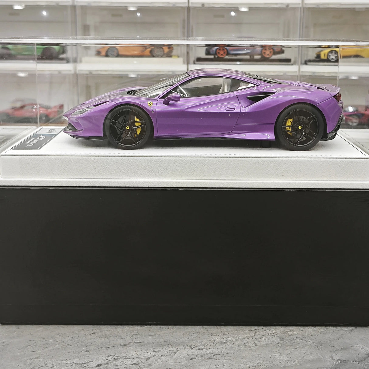 GH Ferrari 2019 F8 Tributo Purple 1:18 – Samlarresin-modellresin