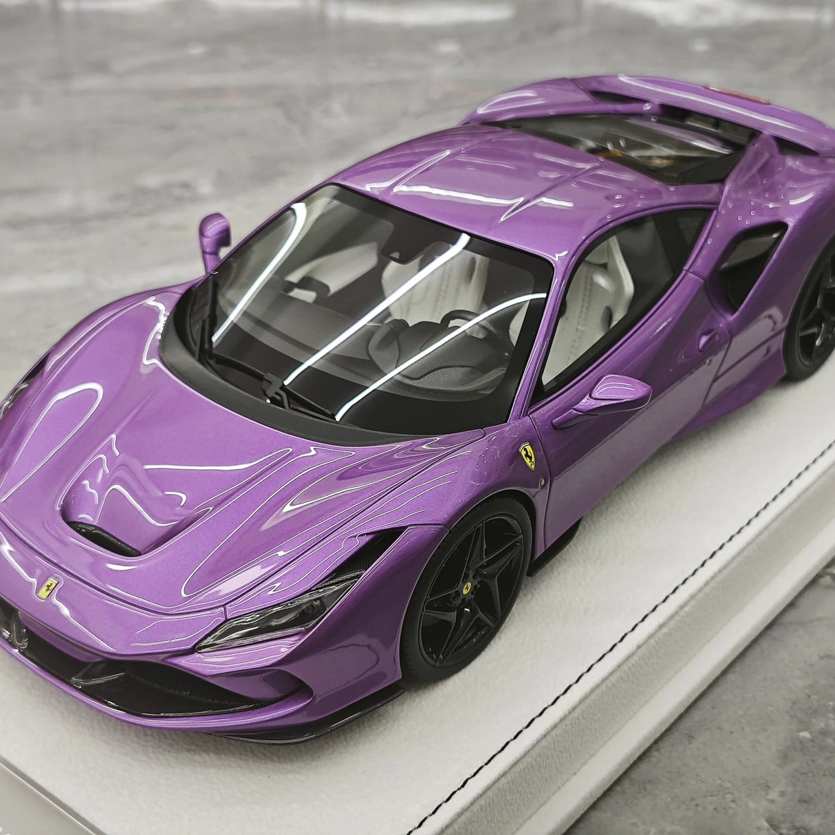 GH Ferrari 2019 F8 Tributo Purple 1:18 – Samlarresin-modellresin