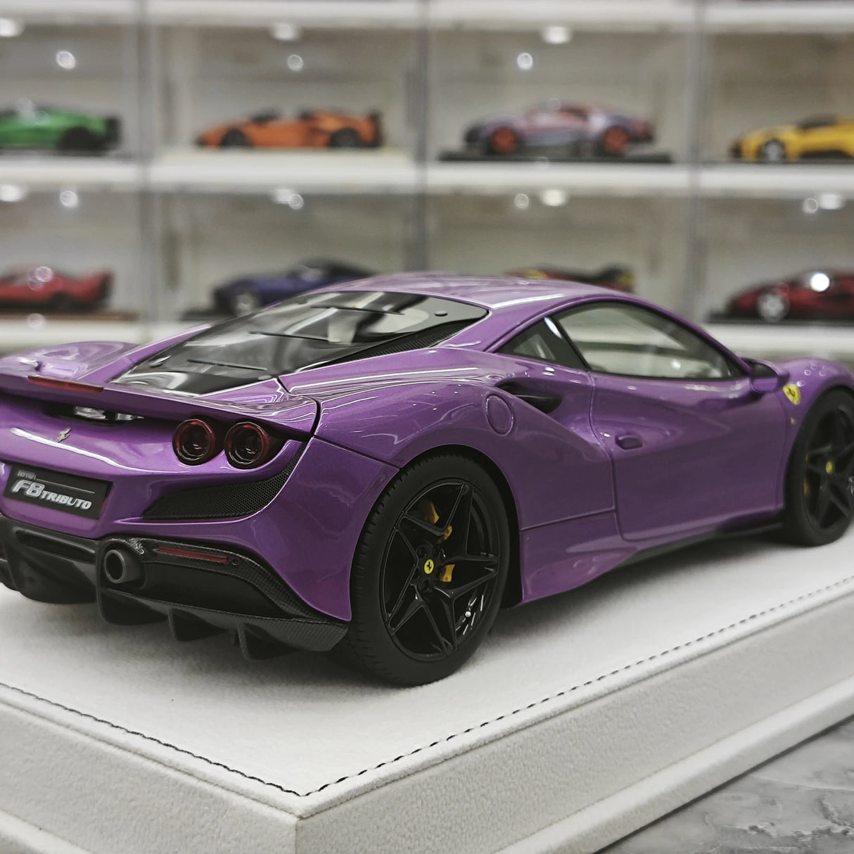 GH Ferrari 2019 F8 Tributo Purple 1:18 – Samlarresin-modellresin