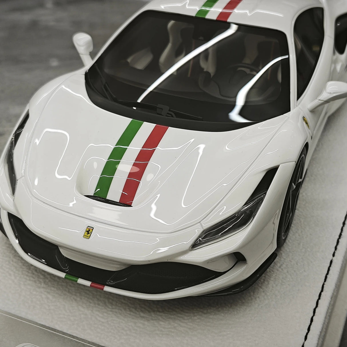 GH Ferrari 2019 F8 Tributo White 1:18 – Samlarresin Resin Modellresin
