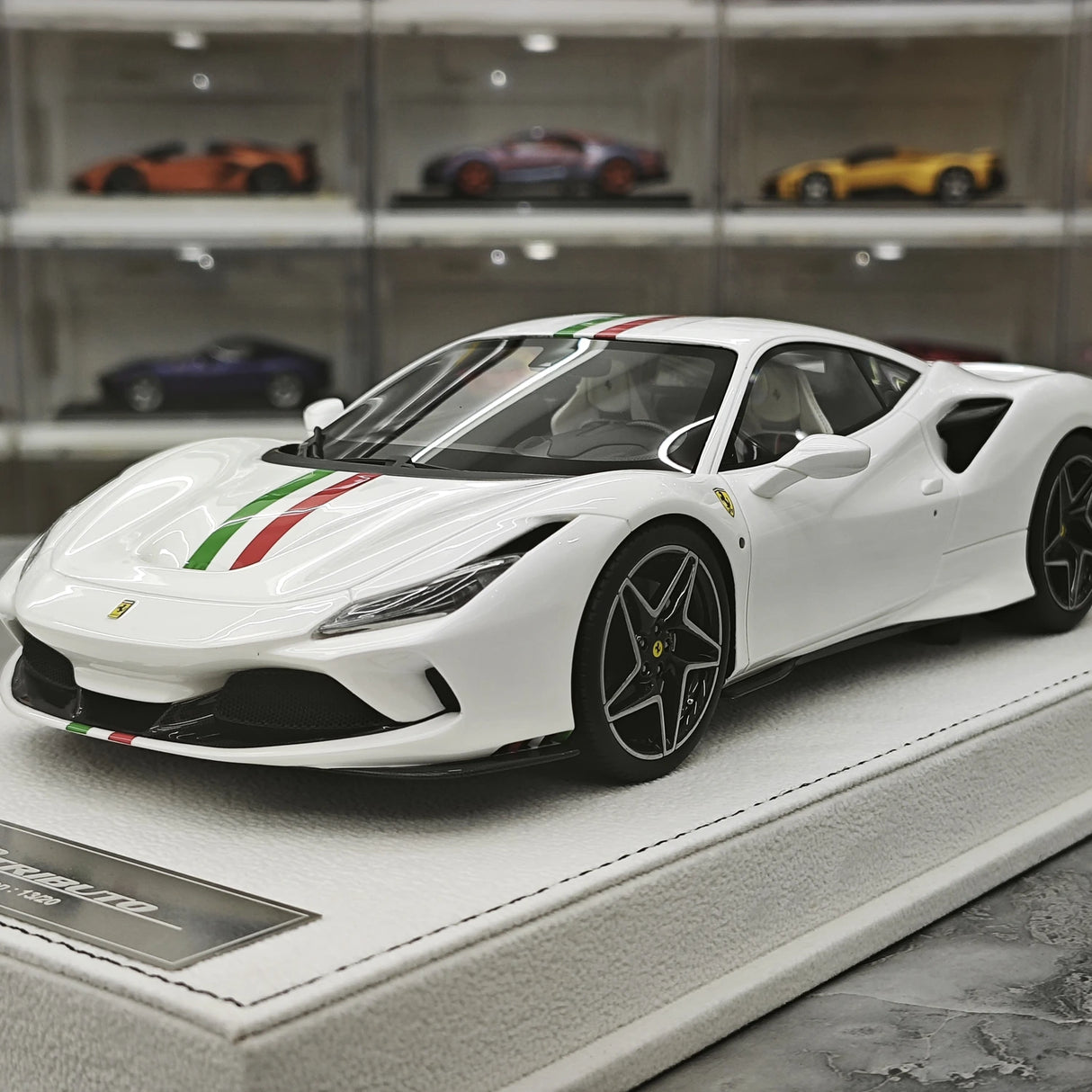 GH Ferrari 2019 F8 Tributo White 1:18 – Samlarresin Resin Modellresin