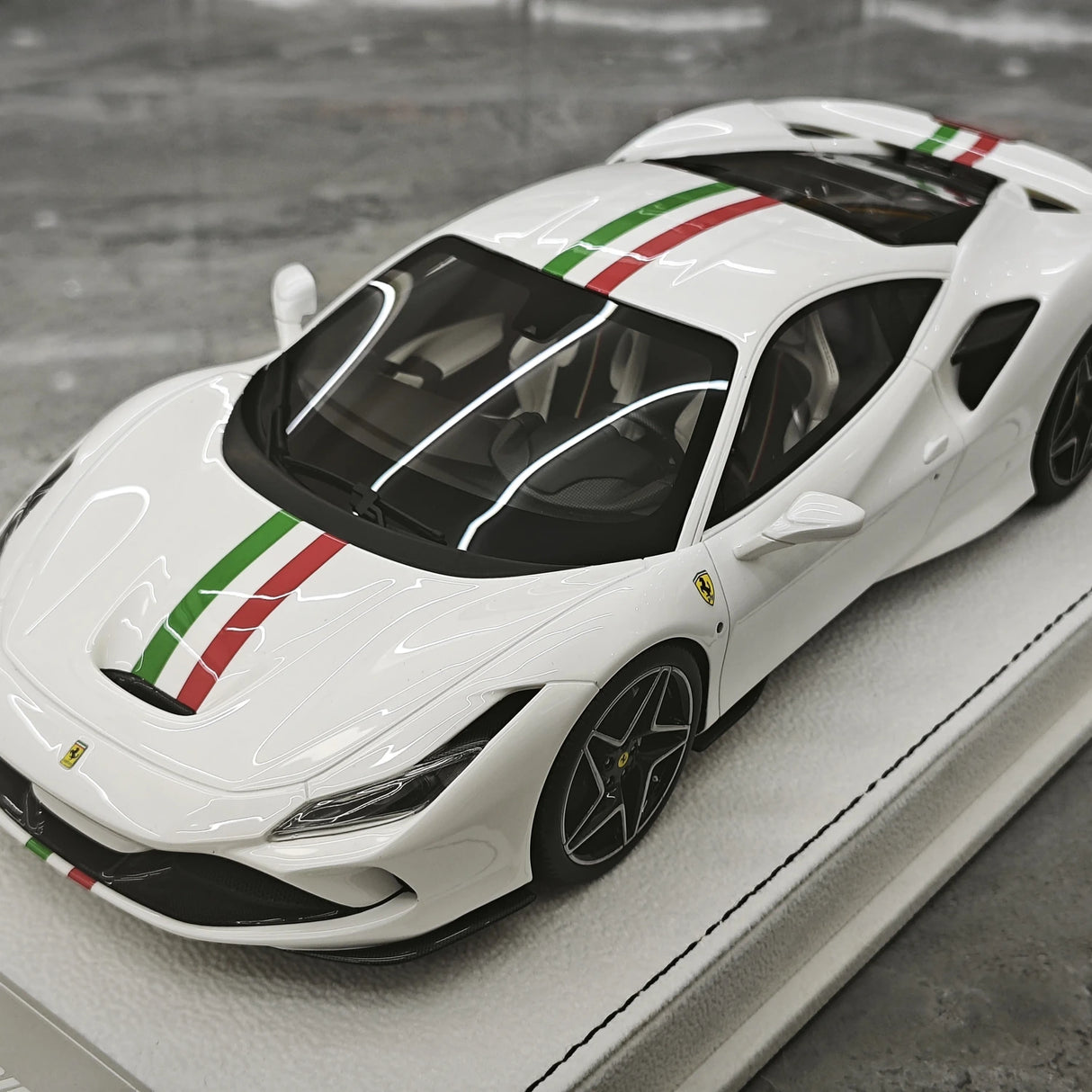 GH Ferrari 2019 F8 Tributo White 1:18 – Samlarresin Resin Modellresin