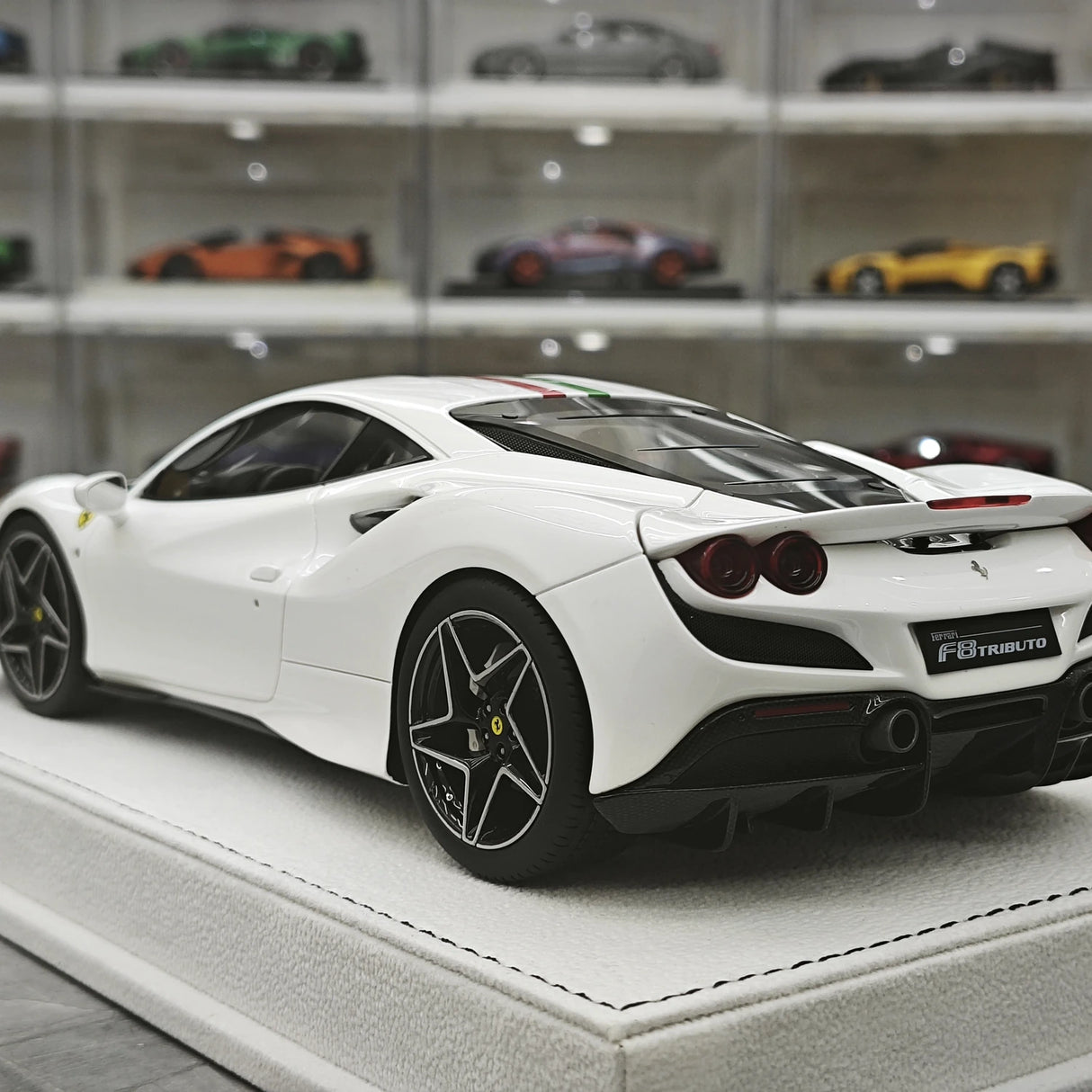 GH Ferrari 2019 F8 Tributo White 1:18 – Samlarresin Resin Modellresin