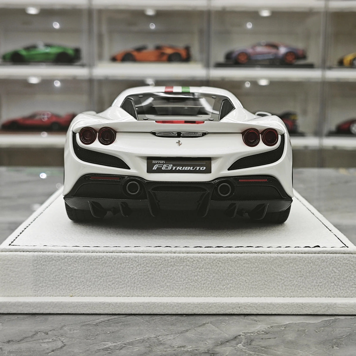 GH Ferrari 2019 F8 Tributo White 1:18 – Samlarresin Resin Modellresin