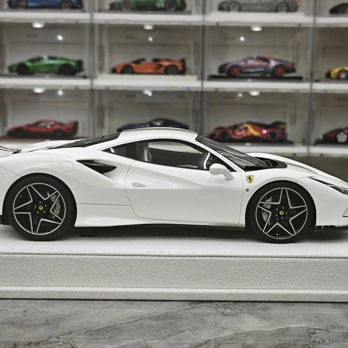 GH Ferrari 2019 F8 Tributo White 1:18 – Samlarresin Resin Modellresin