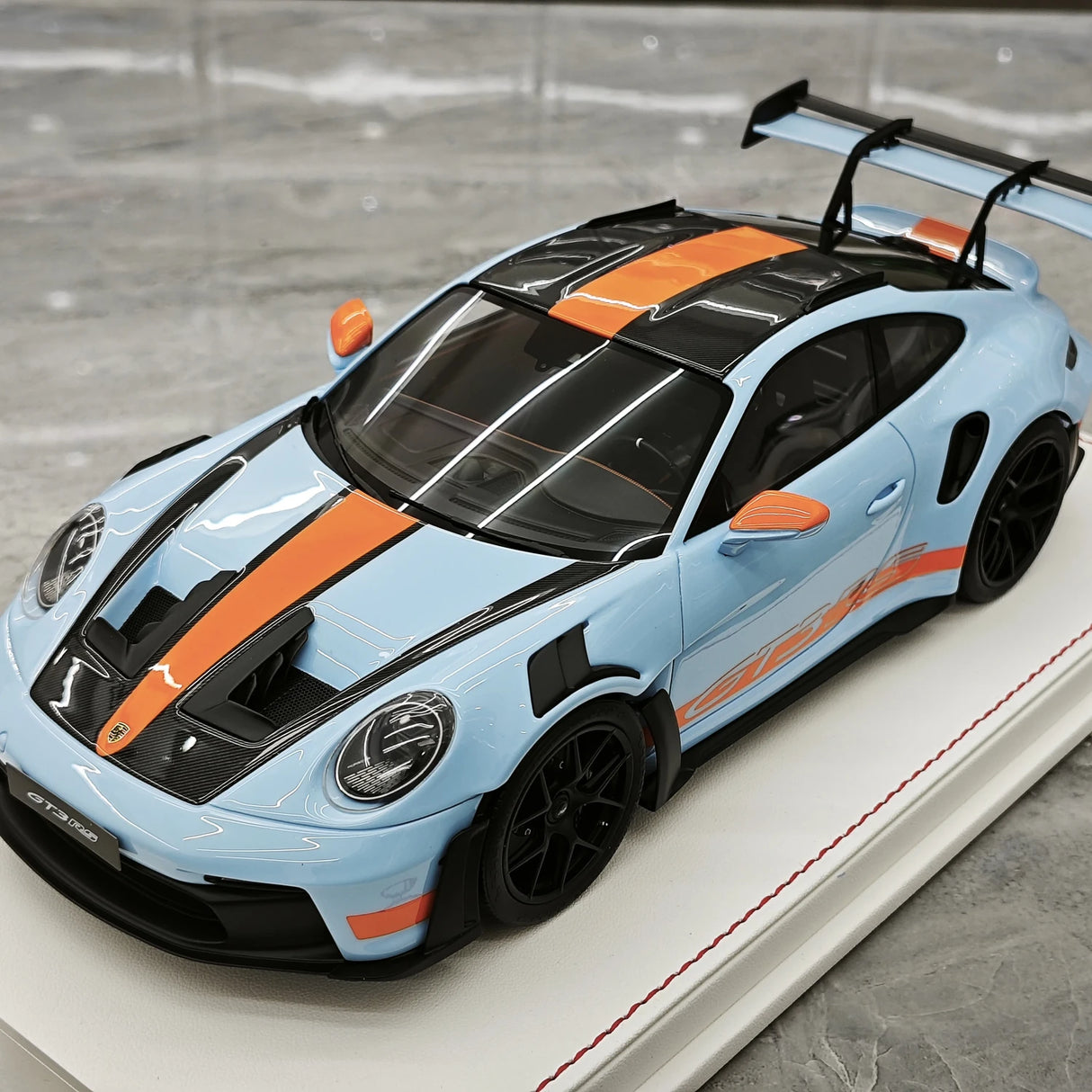 GH Modelo Porsche 2026 911 9920,2 GT3 RS Gulf 1:18 – Resina Modelo de Resina de Coleção