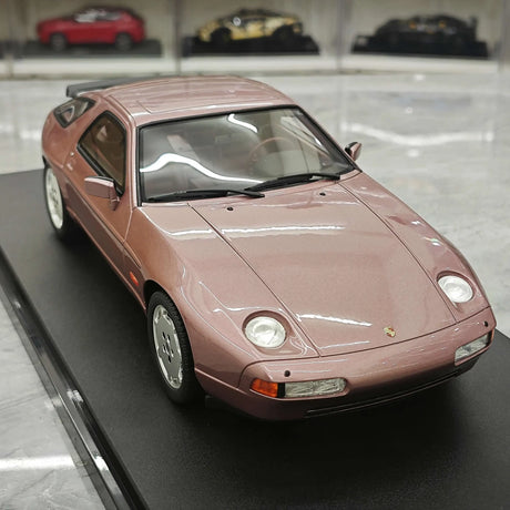 [GT Spirit] 1:18 Porsche 1980 928 S Rosa Metallizzato in Resina